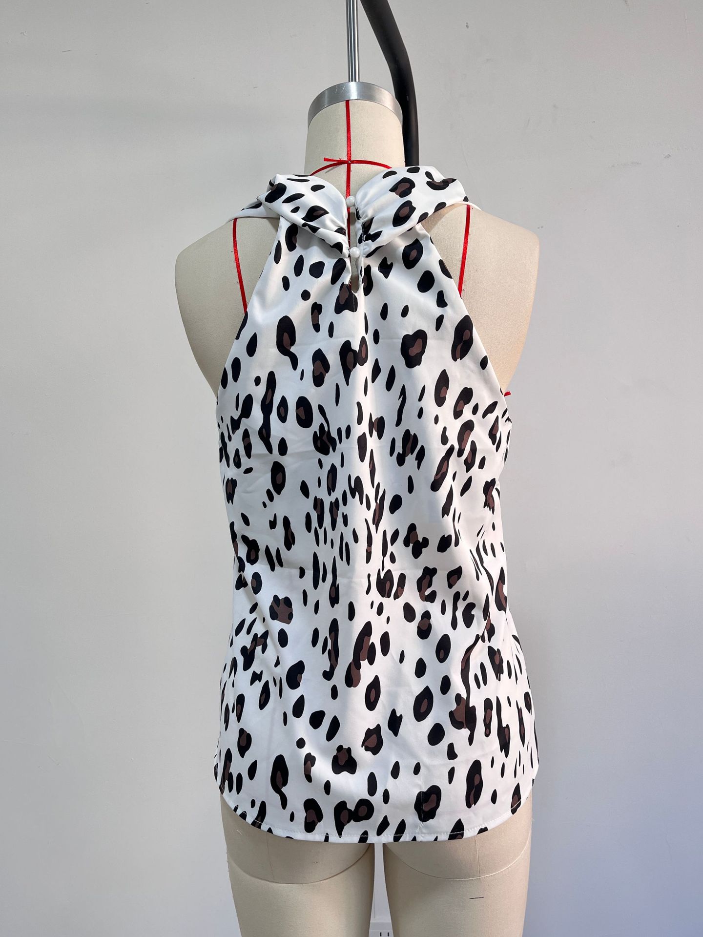 Figure-Flattering V-Neck Leopard Print Sleeveless Top