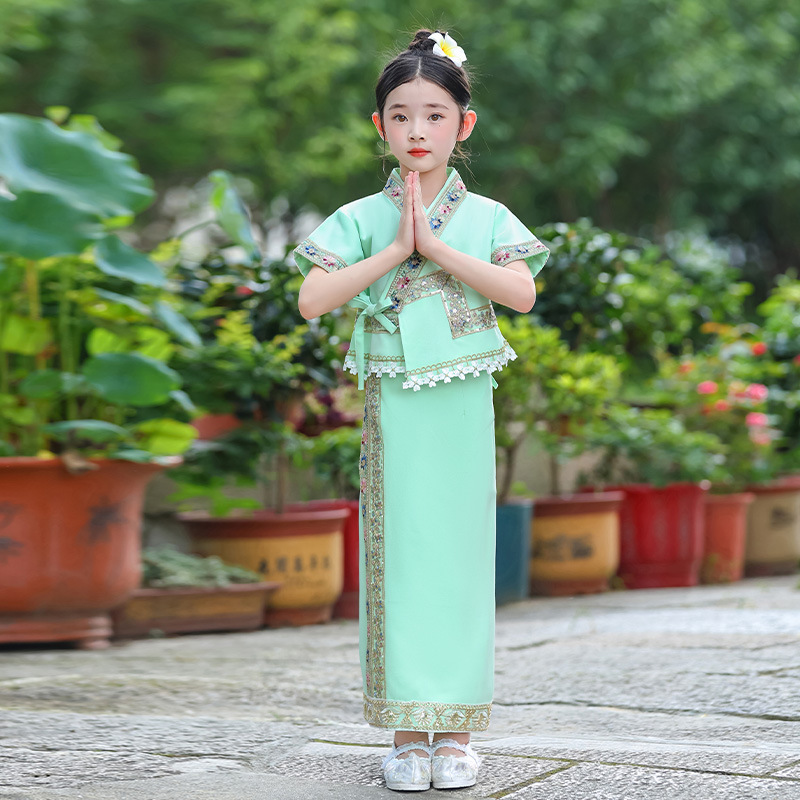 Dai Ethnic Clothing For Men, Women, And Children At The Yunnan Water-Splashing Festival — foto 13