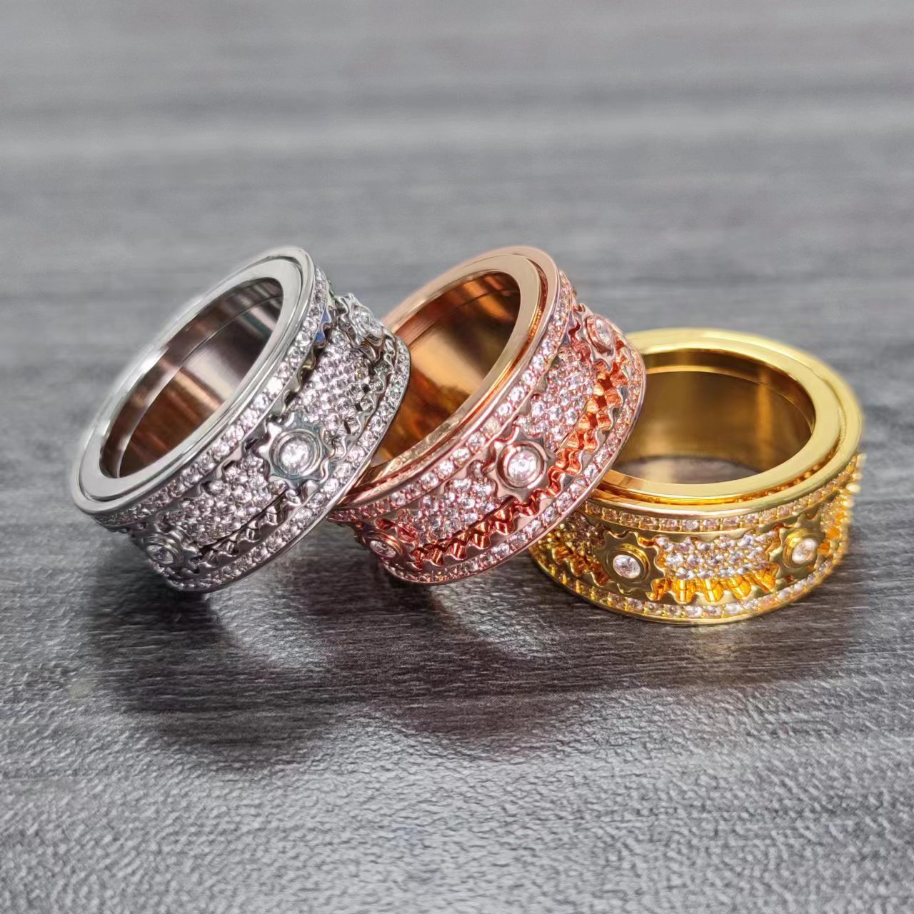 Fashion Eyelet Star Wheel Spinning Ring