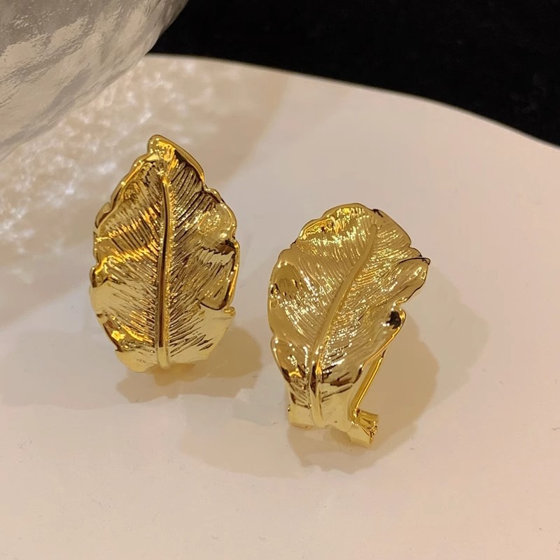 Metal Three-dimensional Leaf-shapepd Stud Earrings Women