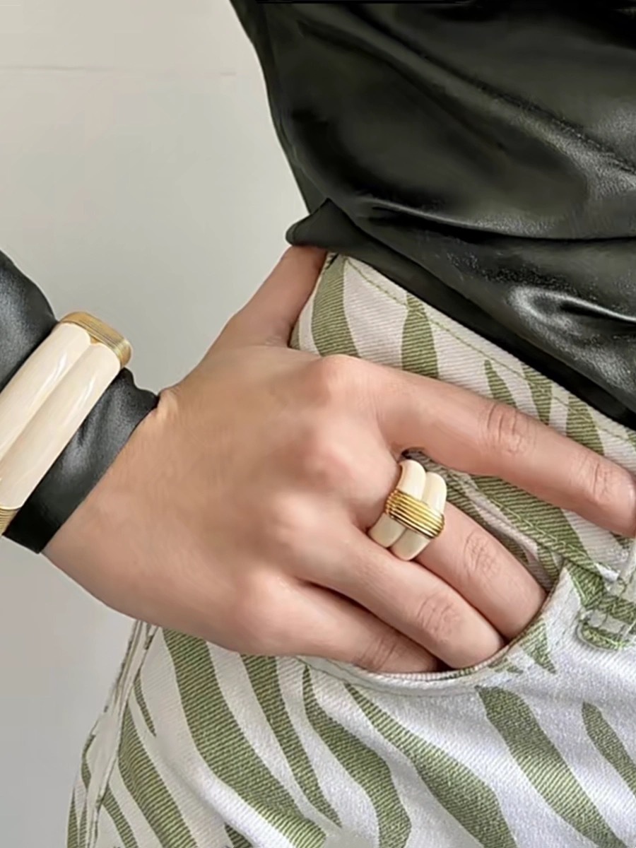 Women's French Retro Black Gold Enamel Drip Glazed Ring