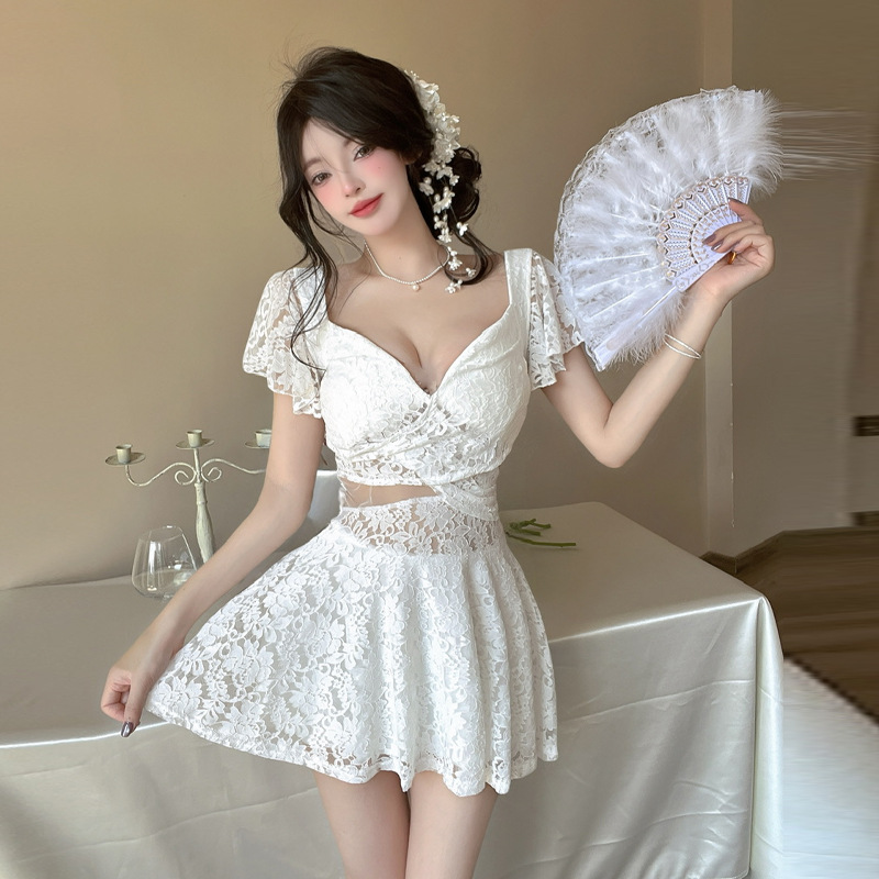 فستان ماكسي دانتيل مفرغ بأكمام فراشة مع بطانة