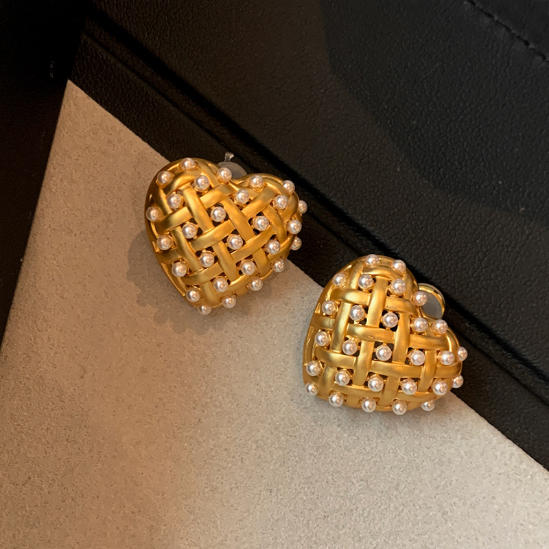 Retro Pearl Hollow Heart Stud Niche Design Matte Gold Earrings Simple And Stylish Ear Accessories For Women