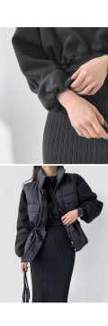 Կանացի կարճ սվիտշերթ՝ կլոր օձիքով և գոտկատեղն ընդգծող ձևվածքով