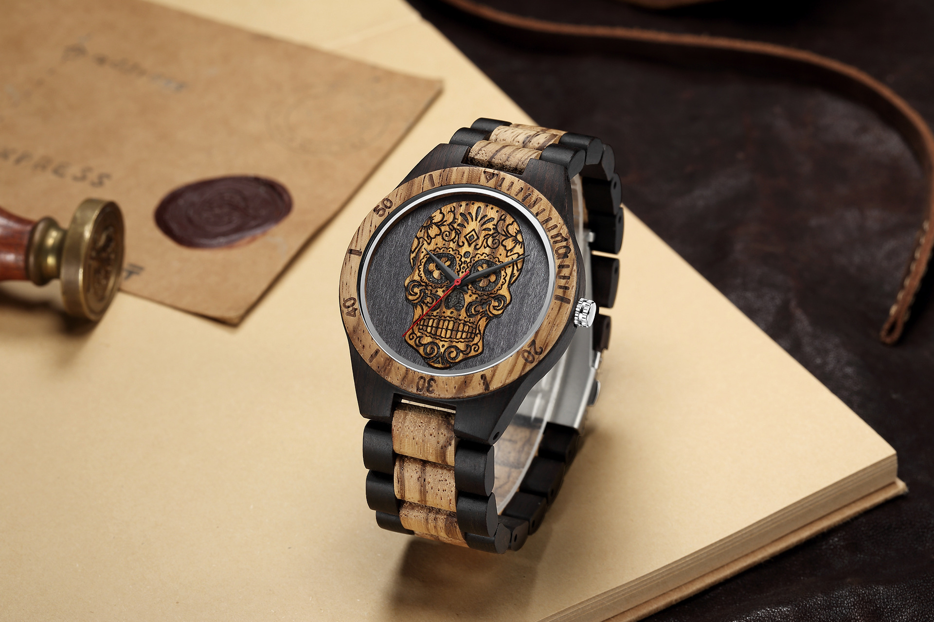 Title 3, Houten schedel horloge met kwarts uurwerk en du...