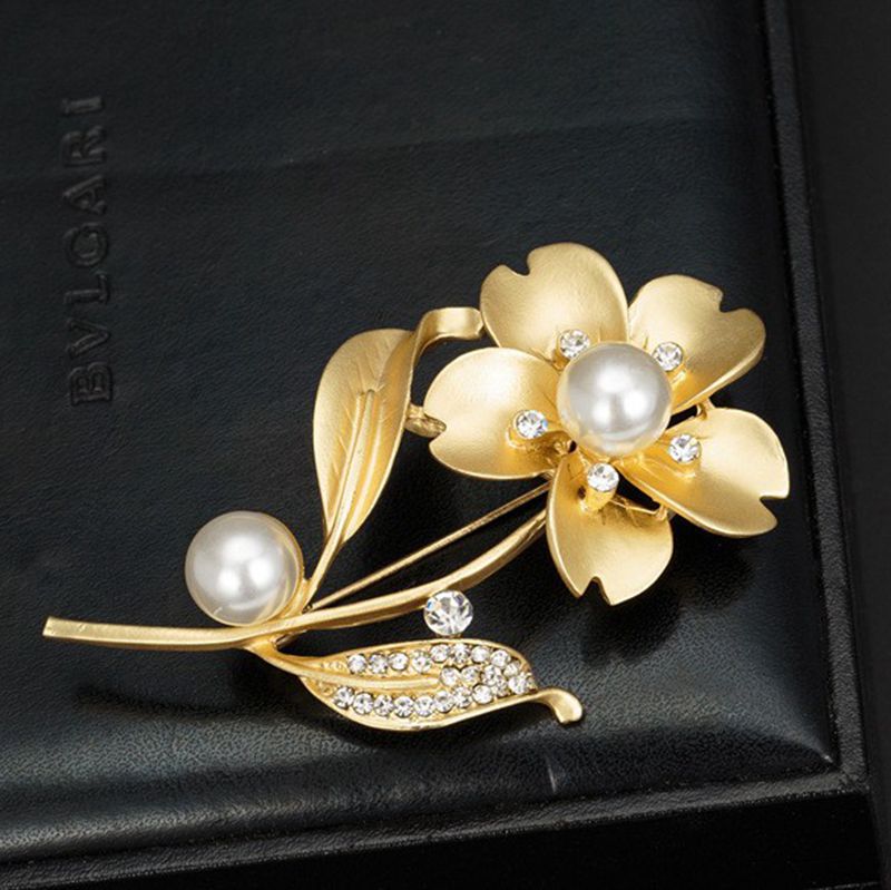 Non-fading Plant Flower And Leaf Crystal Rhinestone Matte Gold Brooch