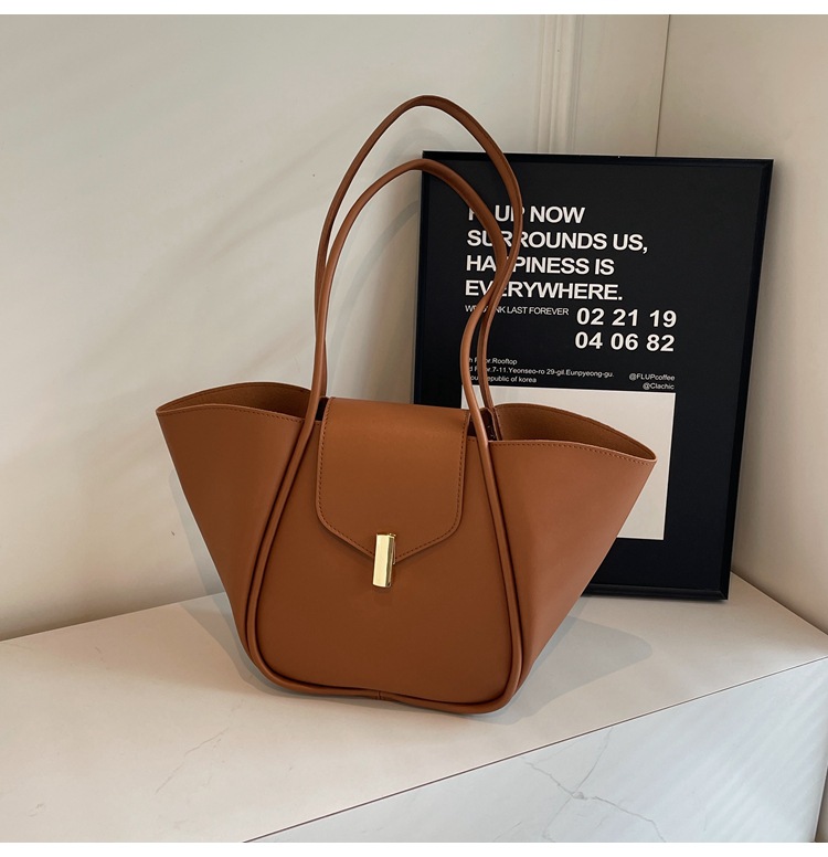 Sac seau commuter — Street fashion, coutures visibles 7