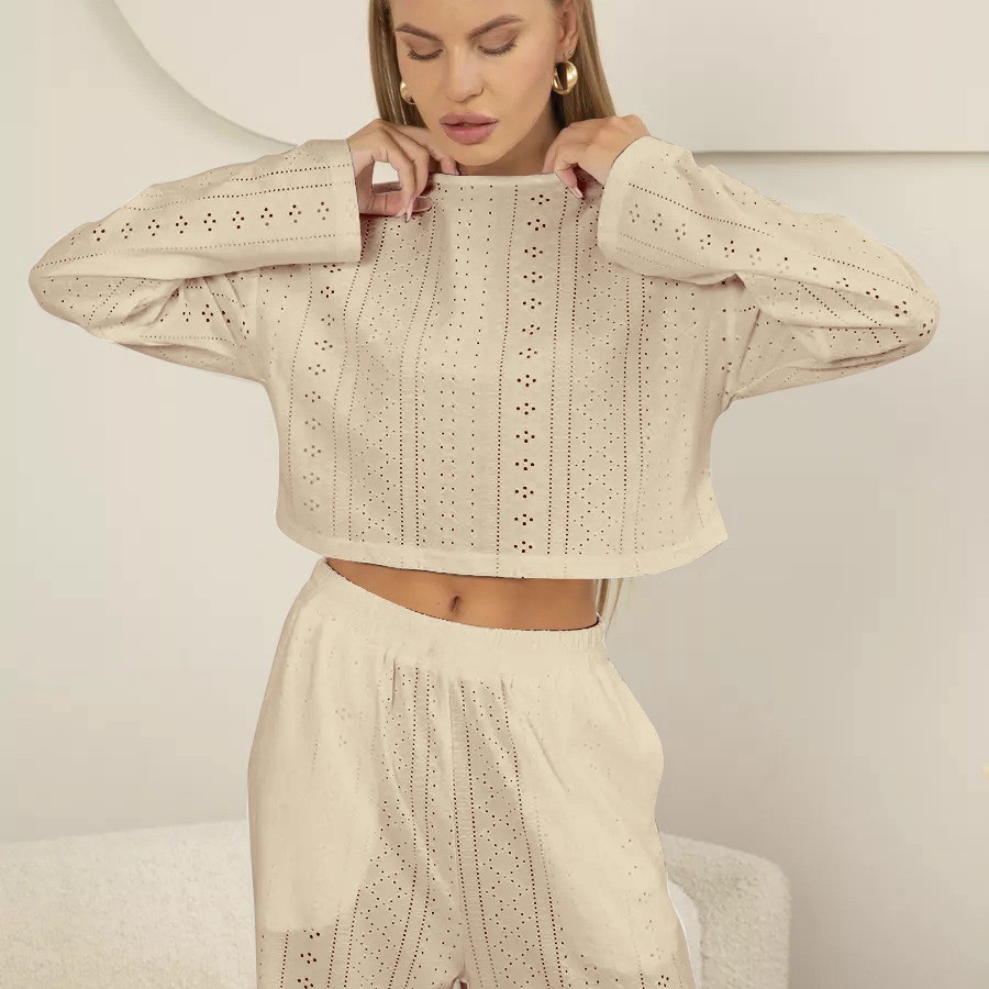 بدلة نسائية أنيقة بتصميم بسيط  
بلوفر واسع بأكمام طويلة وسروال نحيف