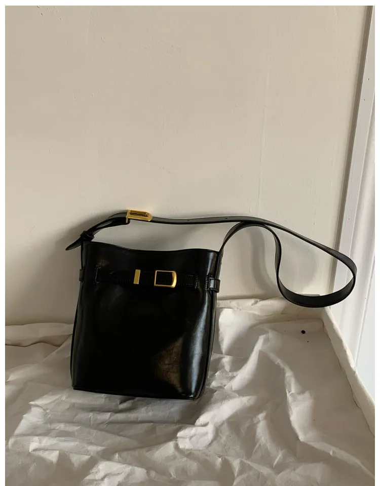 Oil Wax Leather Shoulder Messenger Bag Retro Simple Bucket Bag - Black