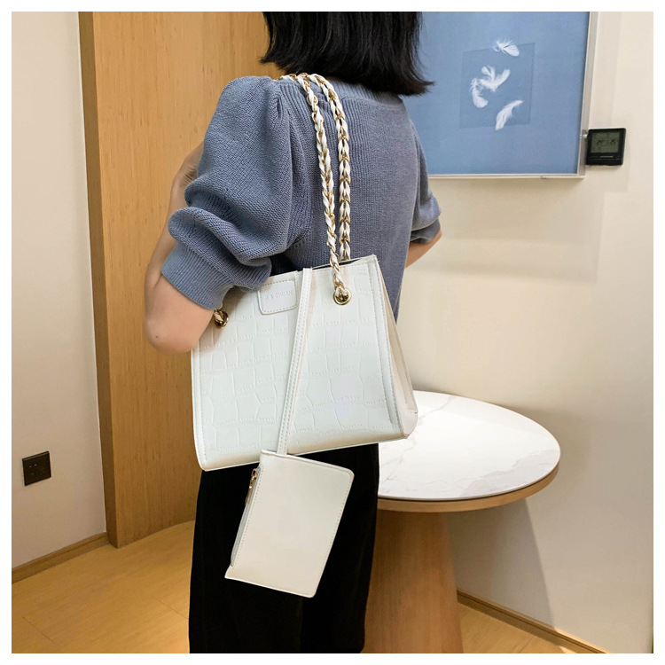 Title 3, Two-piece square bag, stylish and versatile. Pe...