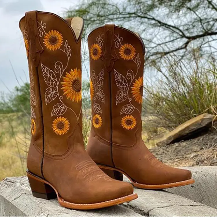 Plus-size Fashionable Block-heeled Embroidered Boots